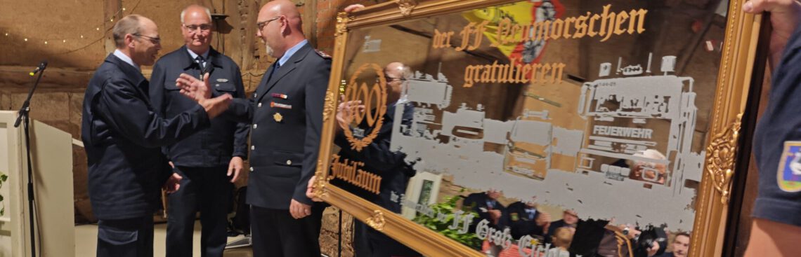 100 Jahre Feuerwehr Neumorschen, Schwalm-Eder-Kreis, Hessen: Eine Delegation der Freiwilligen Feuerwehr Groß Eichholz gratulierte mit einem besonderen Geschenk.